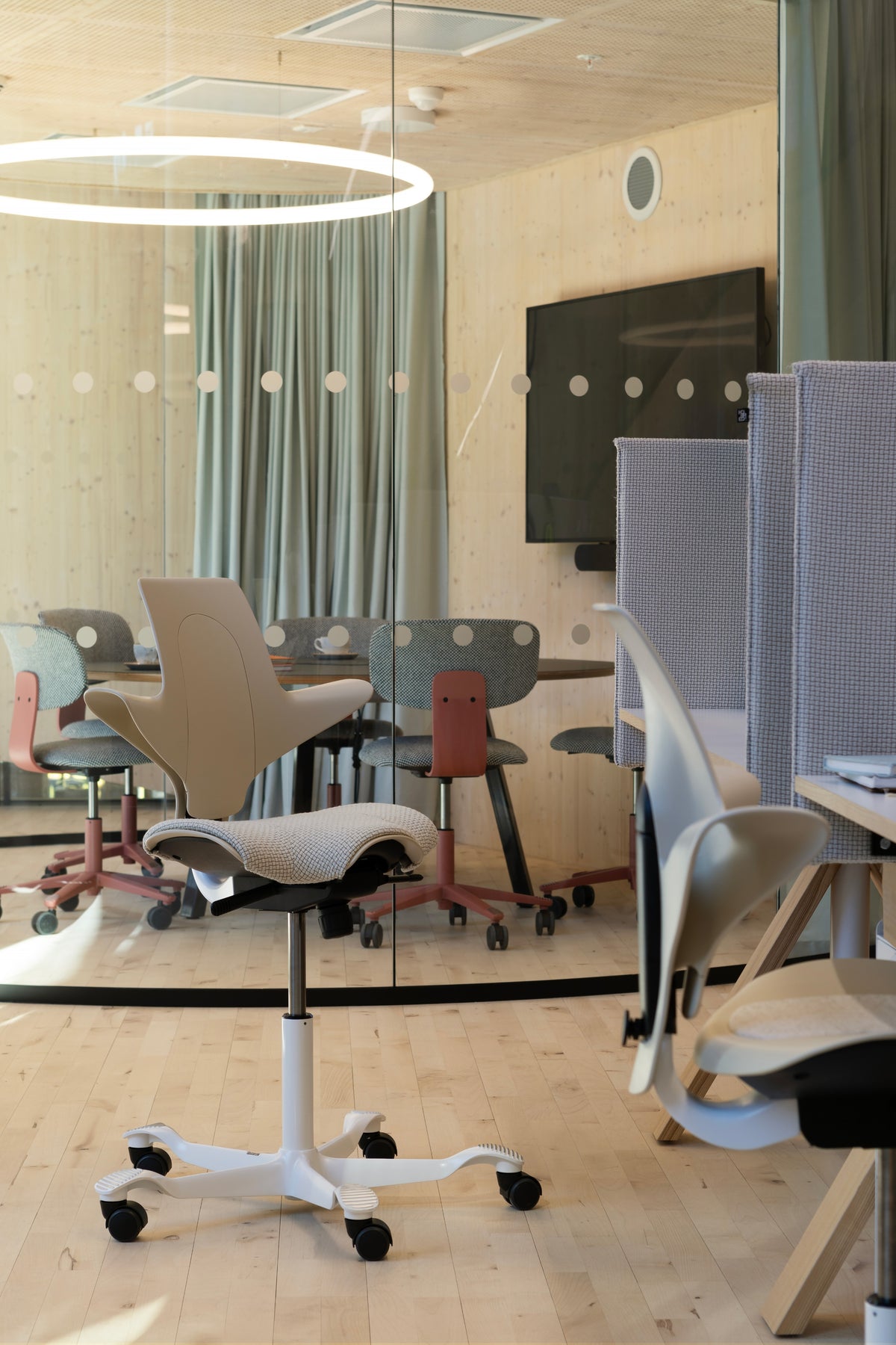 HÅG Capisco Puls in a collaborative office