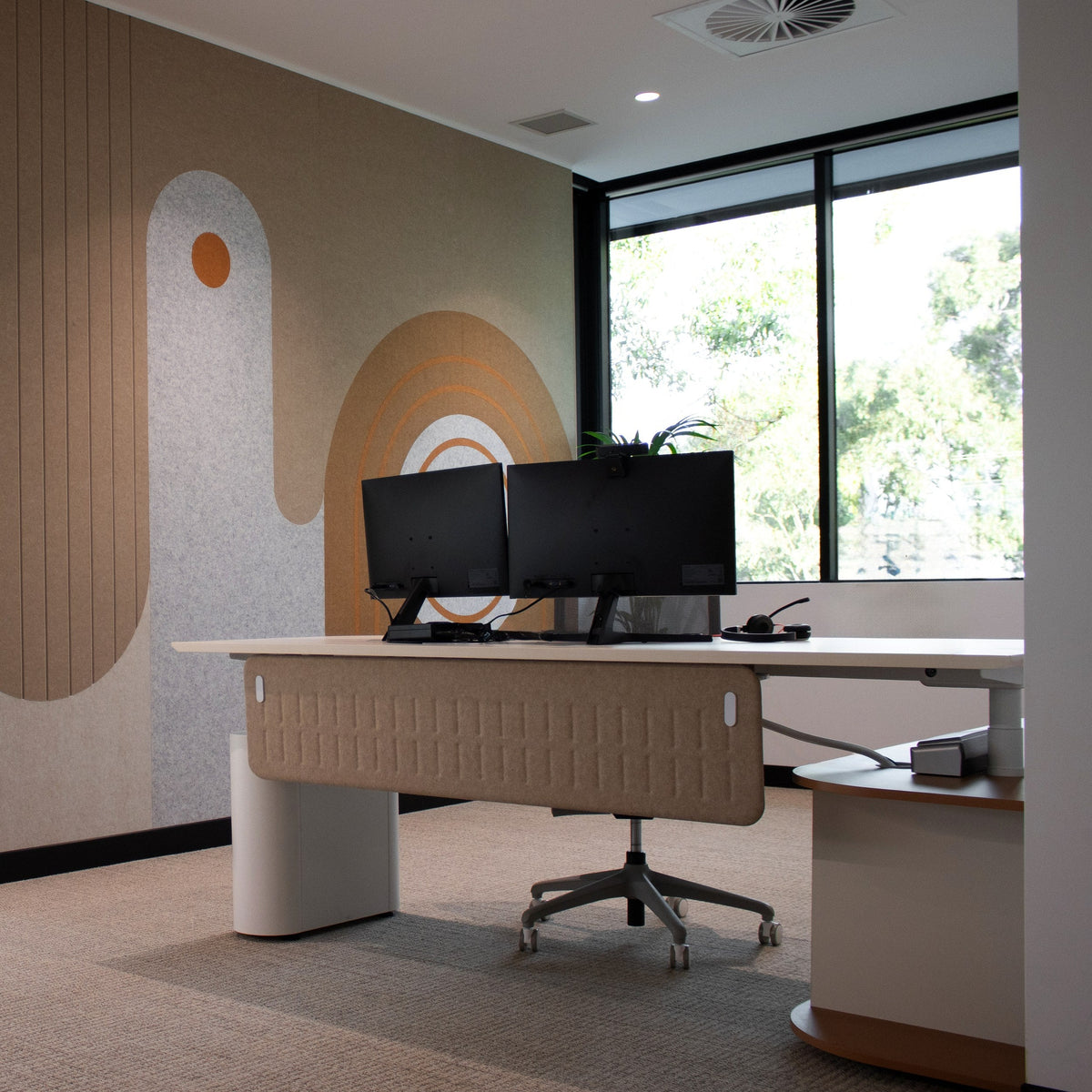 COLUMN h/a Executive Desk in an office