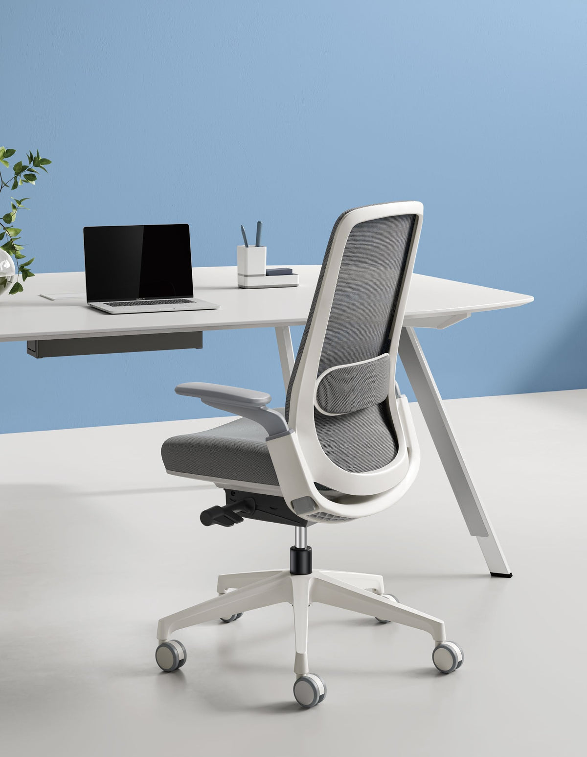 Sunon Locke task chair in an office
