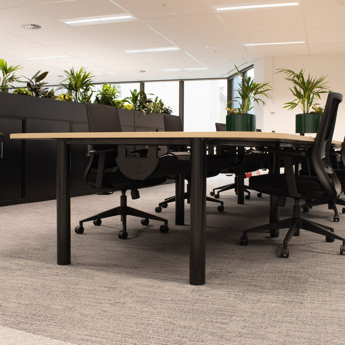 Workstations with TRAX_t cable management