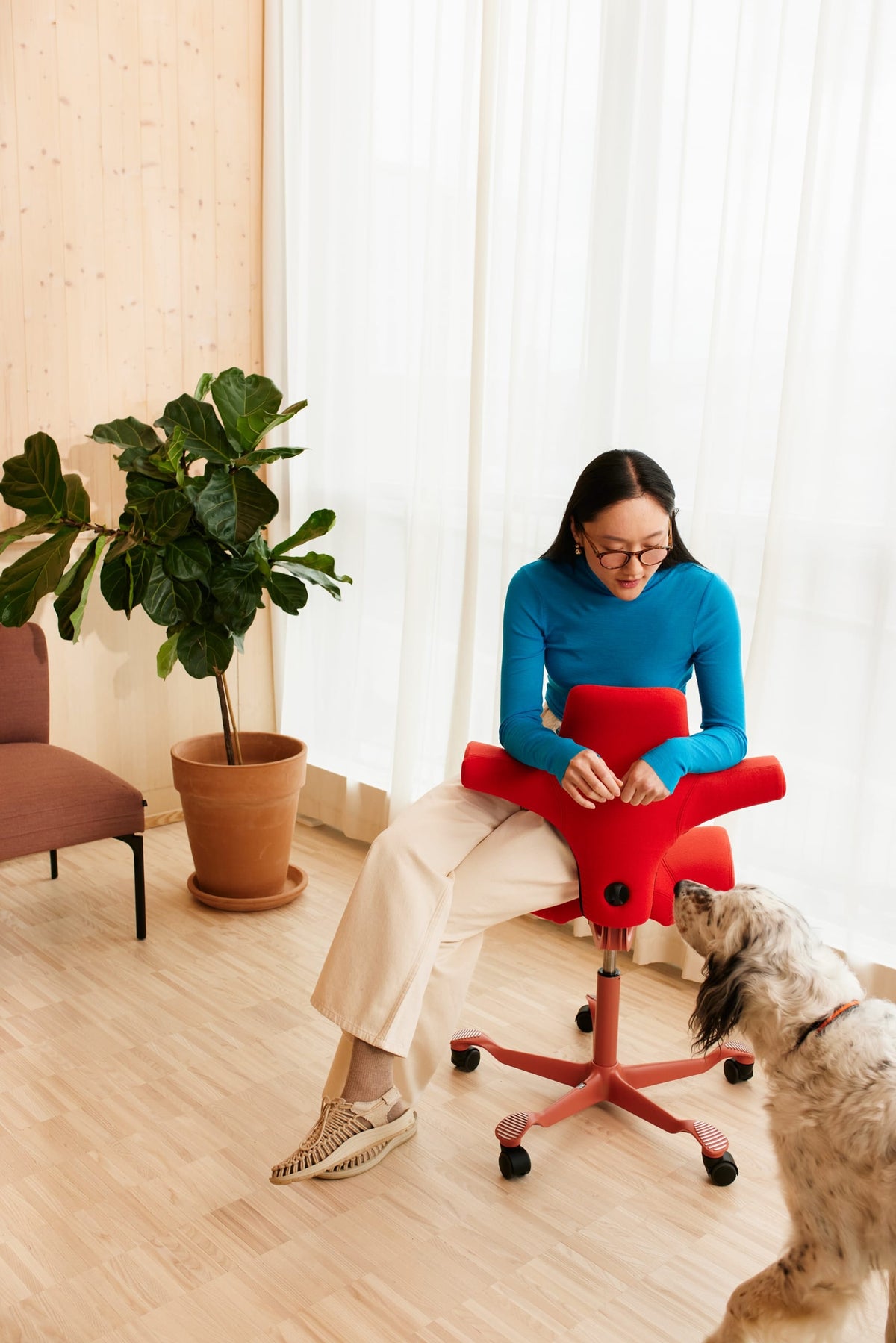 HÅG Capisco 8106 in red in a home office
