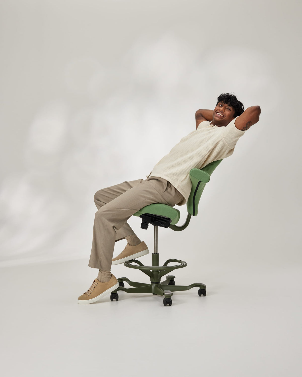 Relaxed sitting on the HÅG Capisco 8106