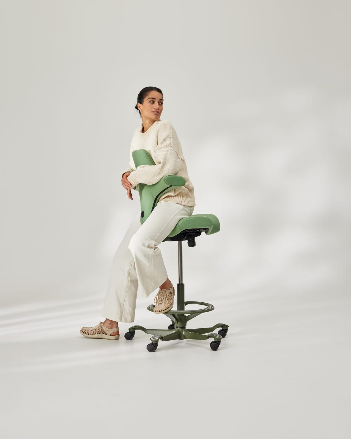 HÅG Capisco 8106 in moss in a bright studio
