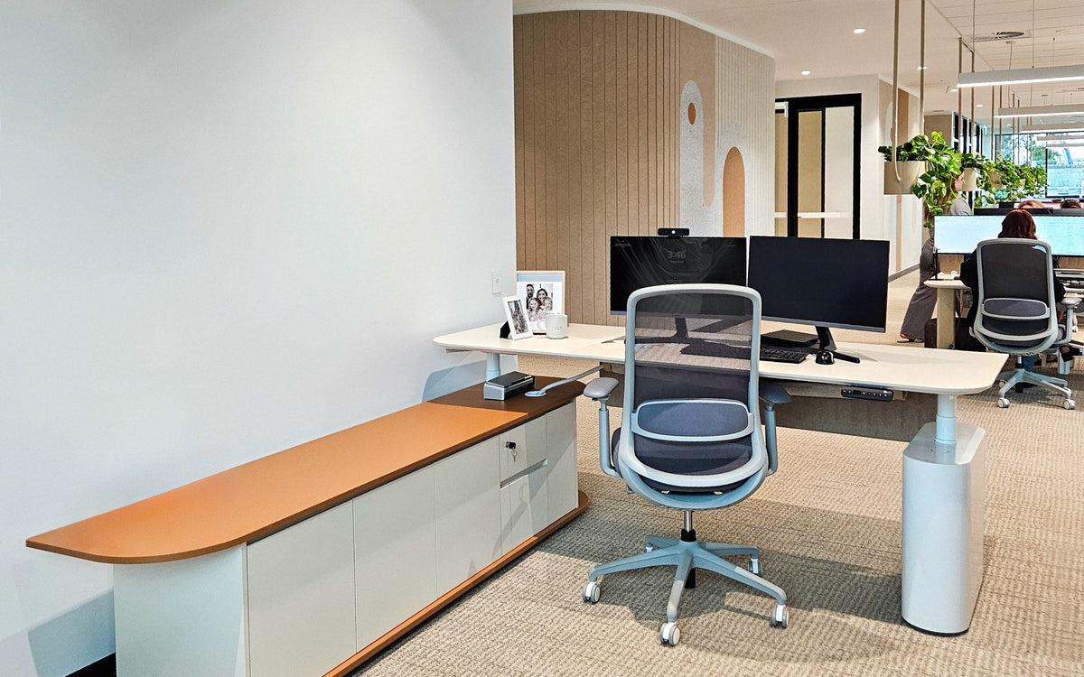 COLUMN h/a Executive Desk in an office