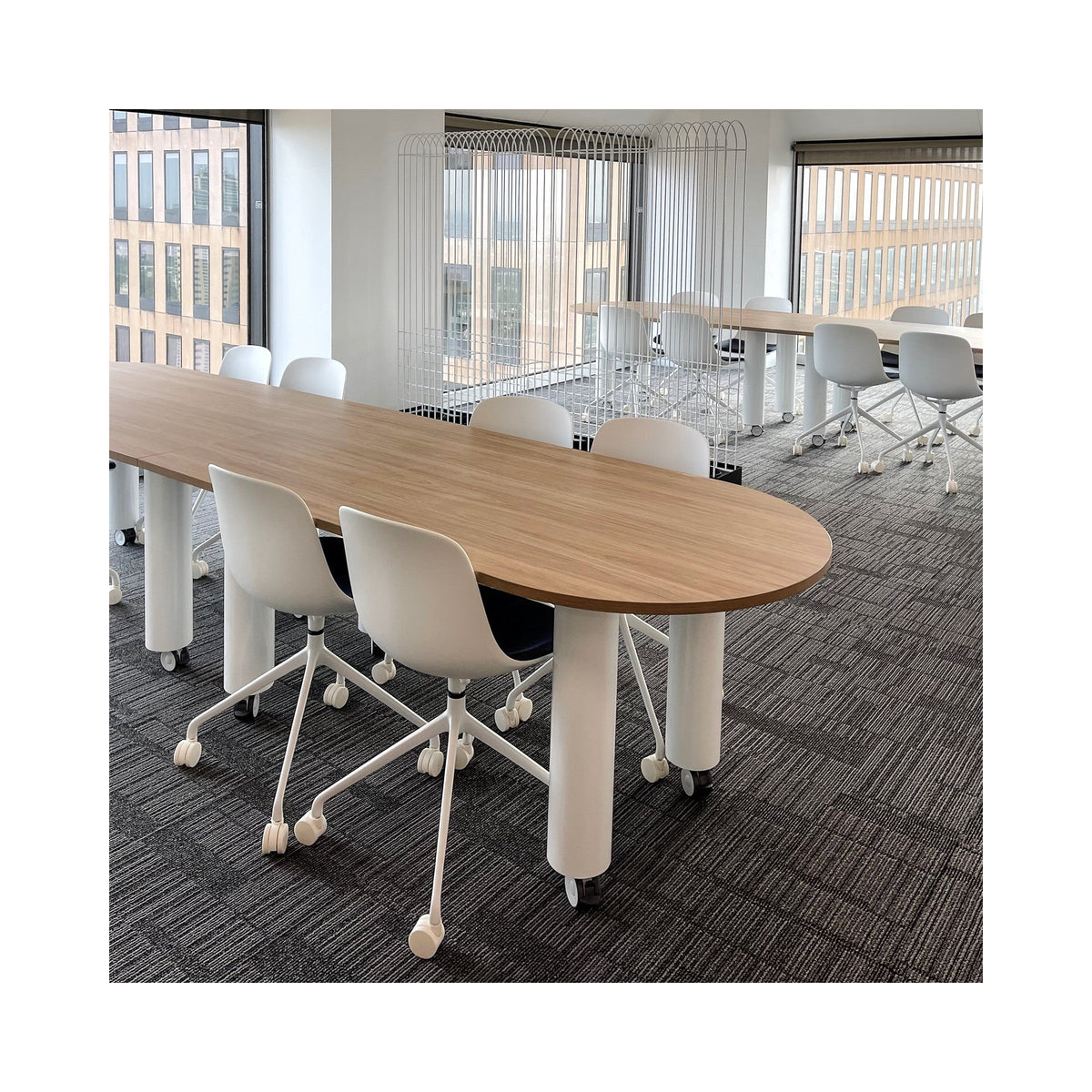 COLUMN oval table with chairs