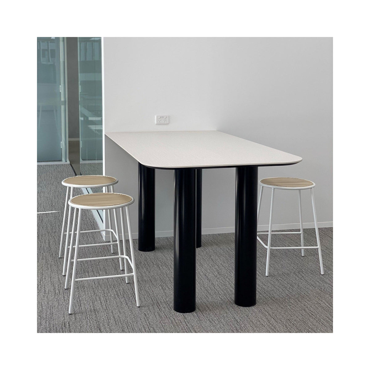 COLUMN bar table with stools