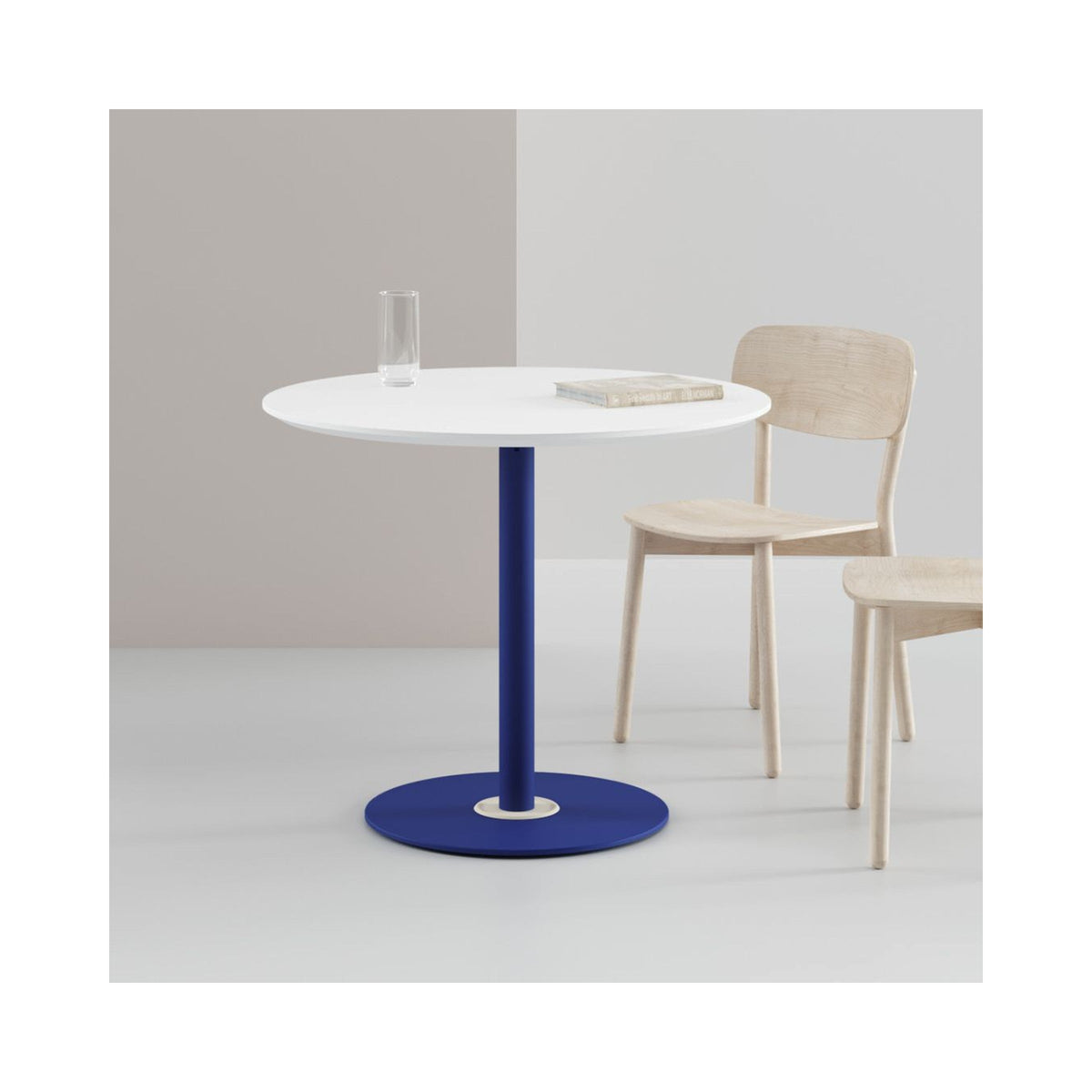 Disc Base Juno table with navy base and chair