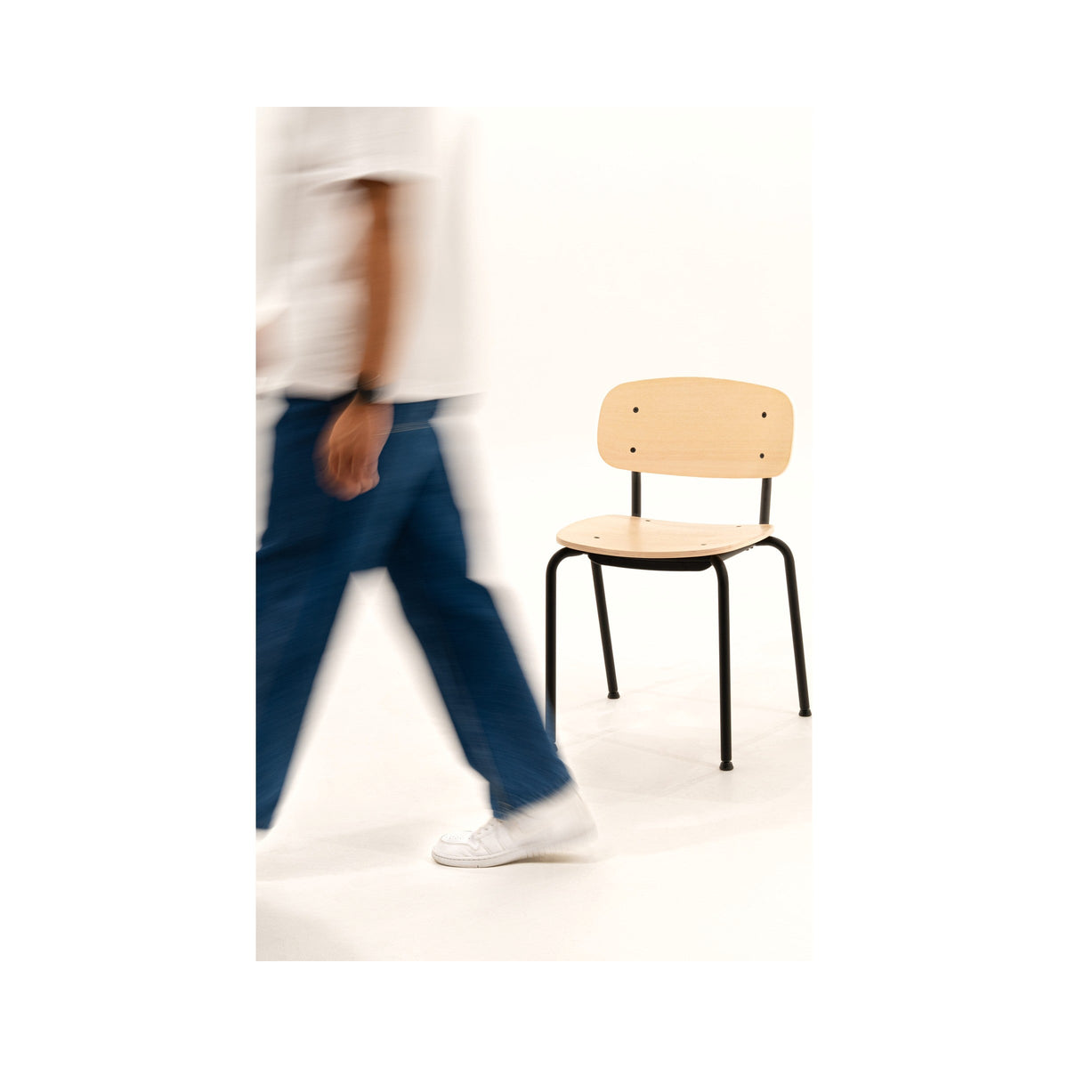 Easypeasy Chair carried by a person