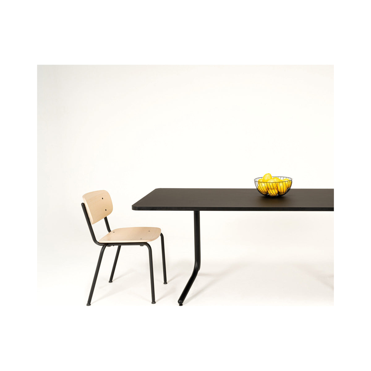 Easypeasy 2 Leg Table in Noir with Easypeasy chairs