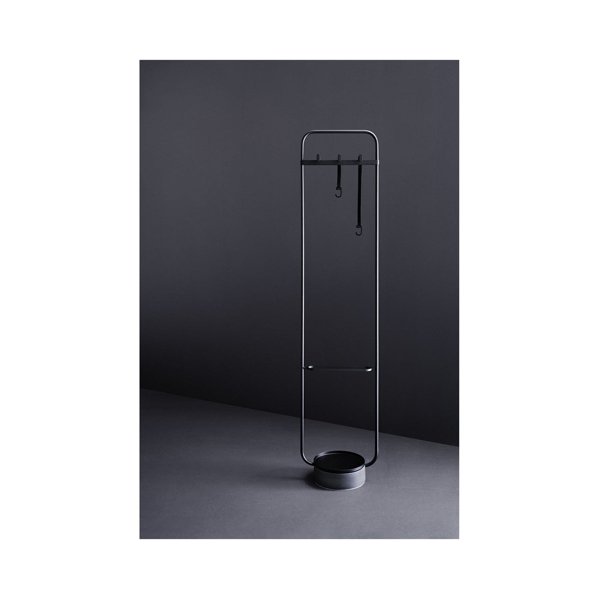 Hanger coat stand with straps and hooks