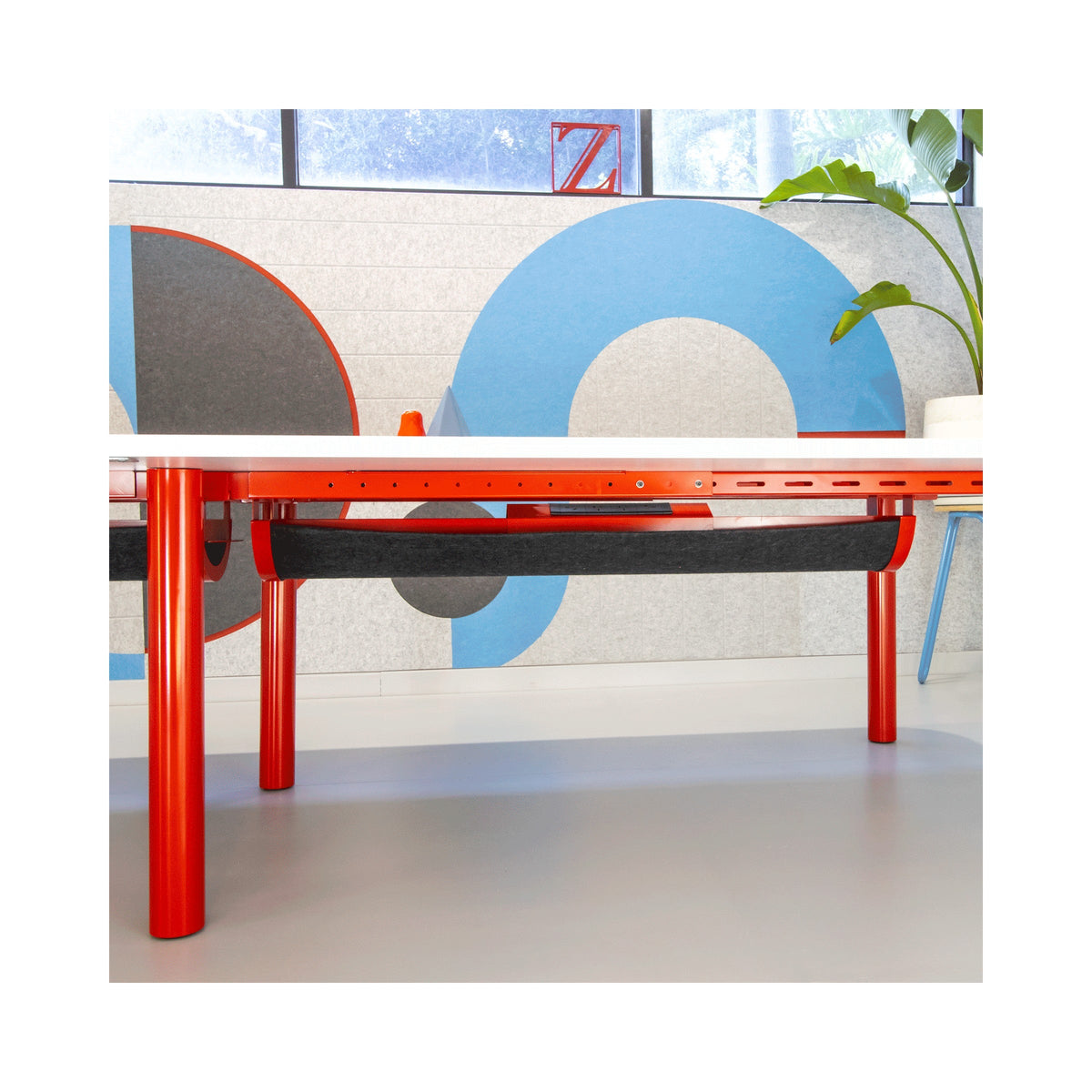 TRAX_t under a red workstation