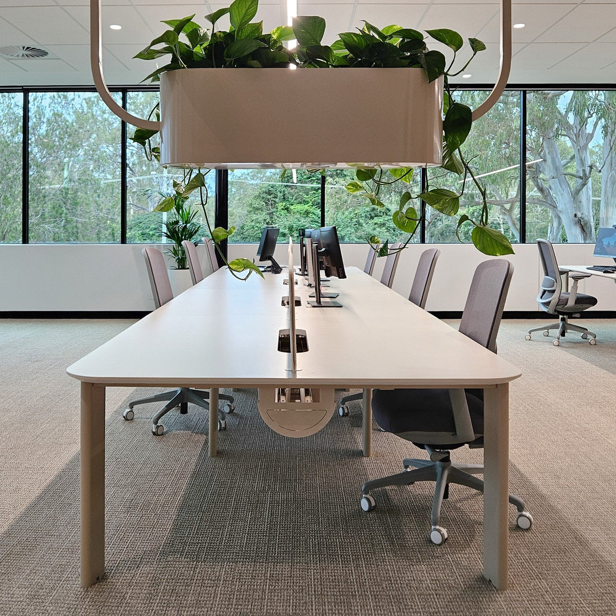 Workstations with TRAX_t cable management